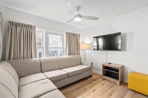 4BR2BA Sleeps 12 Pet-Friendly Steps to Beach的电视和/或娱乐中心