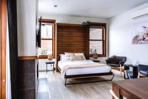 Ένα ή περισσότερα κρεβάτια σε δωμάτιο στο Lakefront Studio with Resort Mountain View