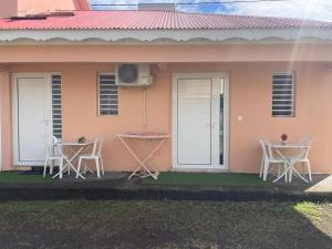 a small pink house with chairs and a table at Chambre cosy in Trois-Rivières