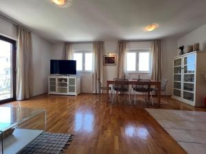 Televízia a/alebo spoločenská miestnosť v ubytovaní Apartment BEPPO