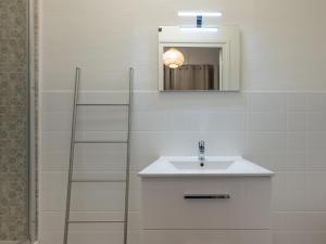 a white bathroom with a sink and a mirror at BnGo I Luxe & Confort I Gare PartDieu, 2 personnes, Aéroport, Rhone-Express in Lyon