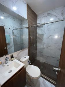 RoldanilloApartaestudio located in Roldanillo, Pueblo Mágico的配有马桶、水槽和淋浴的浴室