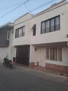 RoldanilloApartaestudio located in Roldanillo, Pueblo Mágico的一栋房子前停着一辆摩托车