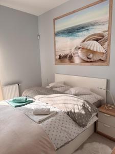 Un pat sau paturi într-o cameră la Gdansk Neptun Park apartament przy plaży