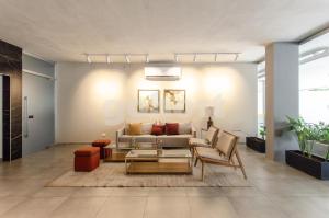 Posezení v ubytování Modern 2 Bedroom Apt In Mburicao Neighborhood