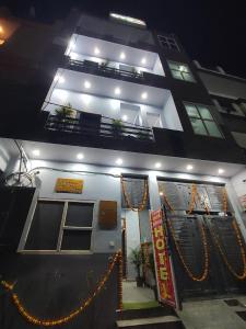 El edificio en el que está el love hotel 22 fotos más