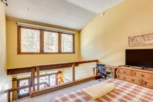 Postel nebo postele na pokoji v ubytování Mtn-View Gem in Durango with Community Perks