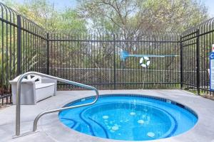 vasca idromassaggio con palla da calcio in una recinzione di 444 Pier Avenue #404 Studio a Oceano