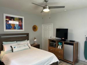 una camera da letto con un letto e una TV a schermo piatto di 444 Pier Avenue #404 Studio a Oceano