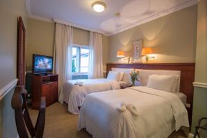 Rúm í herbergi á Hotel Villa Morra Suites
