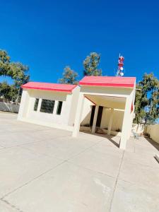 Budova, kde se penzion nachází + 2 fotografie