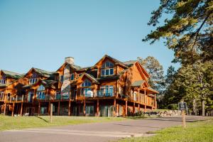 ein großes Holzhaus auf einem Hügel mit einer Straße in der Unterkunft Big Sandy Lodge and Resort in McGregor