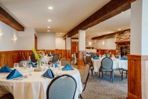 ein Konferenzraum mit Tischen und Stühlen in einem Gebäude in der Unterkunft Big Sandy Lodge and Resort in McGregor