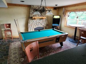 einen Billardtisch in einem Zimmer mit Kamin in der Unterkunft Big Sandy Lodge and Resort in McGregor