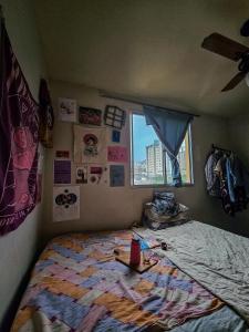 Un dormitorio con una cama y una ventana en Apartamento da bruxa verde, en Belo Horizonte
