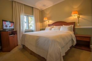 Postel nebo postele na pokoji v ubytování Hotel Villa Morra Suites + 37 fotografií