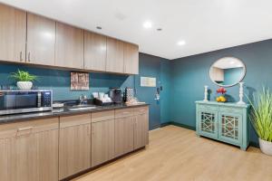 Cucina o angolo cottura di Four Points by Sheraton Boston Newton