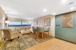 Area soggiorno di Four Points by Sheraton Boston Newton