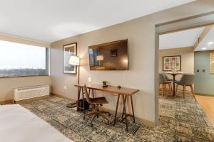 Letto o letti in una camera di Four Points by Sheraton Boston Newton