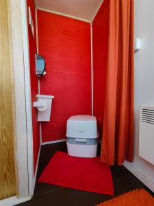 伊纳利湖移动小屋露营地的一间浴室