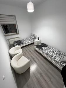 a room with two beds and a toilet in it at Apartament Rodzinny 2 Ostrowiec Świętokrzyski in Ostrowiec Świętokrzyski