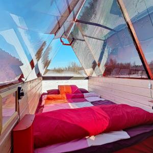 Postel nebo postele na pokoji v ubytování Lake Inari Mobile Cabins