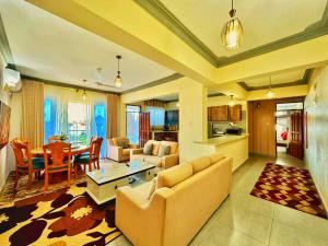 Shanzu Oceanline Apartments and Suites في مومباسا: غرفة معيشة بها أريكة وطاولة