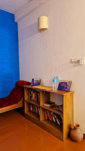 una stanza con panchina e tavolo con libri di TagUndNacht Homestay a Cochin