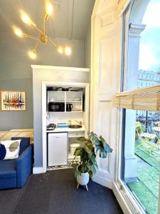 a room with a kitchen and a living room at London Collection - Bayswater in London