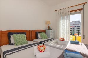 Postel nebo postele na pokoji v ubytování Rocha Retreat - Praia Da Rocha + 15 fotografií