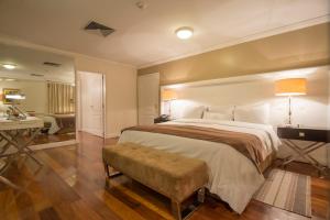 Rúm í herbergi á Hotel Villa Morra Suites