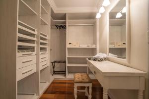 Rúm í herbergi á Hotel Villa Morra Suites