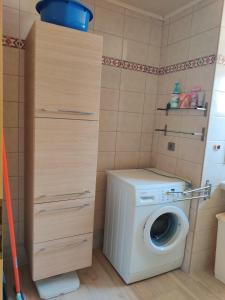a washer and dryer in a small bathroom at Le logis de Chris in Hatten +10 photos