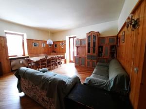 a living room with a couch and a table at Appartamento Misurina in Misurina