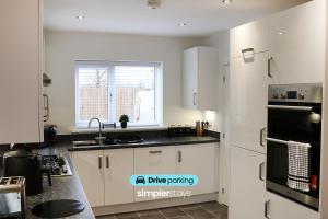 Kuchyň nebo kuchyňský kout v ubytování Large 4 Bedroom Home With Private Driveway Parking - Perfect For Contractors, Families, & Relocators