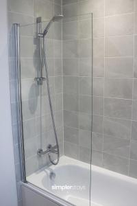 Koupelna v ubytování Large 4 Bedroom Home With Private Driveway Parking - Perfect For Contractors, Families, & Relocators