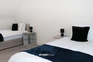 Postel nebo postele na pokoji v ubytování Large 4 Bedroom Home With Private Driveway Parking - Perfect For Contractors, Families, & Relocators + 10 fotografií