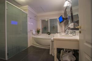 Baðherbergi á Hotel Villa Morra Suites