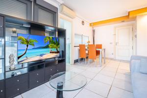 ビリャホヨサにあるTAMARINDO 7F - Playa la Cala beach - Fincas Arenaのテレビとテーブルのあるリビングルーム