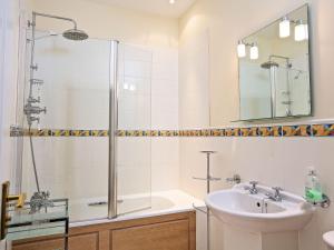 ein Badezimmer mit Dusche, Waschbecken und Badewanne in der Unterkunft 6 Grafton Towers in Salcombe + 11 Fotos