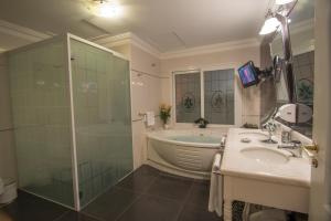 Baðherbergi á Hotel Villa Morra Suites
