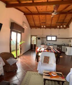 a living room with a table and a kitchen at Casa la 12 in Miramar