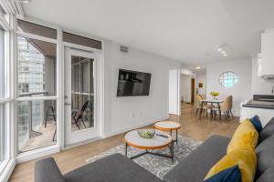Μια τηλεόραση ή/και κέντρο ψυχαγωγίας στο Beautiful 2 Bedroom Downtown Toronto Condo with free parking