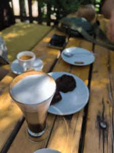 Juomia majoituspaikassa Litost Cafe