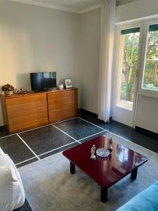 Televízia a/alebo spoločenská miestnosť v ubytovaní Casa di Aldo: una casa nel centro di Nervi.