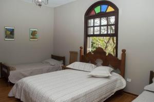 a bedroom with two beds and a window at Sitio and Beach Tennis in Itatiba +40 photos