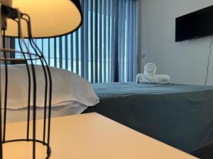 Ein Bett oder Betten in einem Zimmer der Unterkunft Sea view Mercury Tower, Rooftop infinity Pool