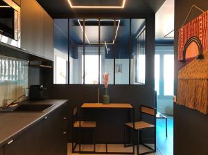 Kuchyň nebo kuchyňský kout v ubytování Appartement Design aux Porte de Paris