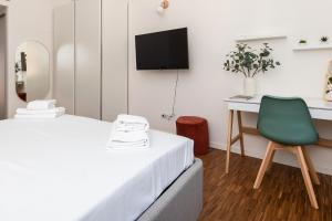 Un dormitorio con una cama, un escritorio y una silla. en Bocconi District Suite - Bocconi Navigli - Milan-Cortina 2026 Olympics - Milan Design Week 2026, en Milán 10 fotos más