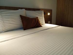 Postel nebo postele na pokoji v ubytování Hotel Lomas 10 Medellin